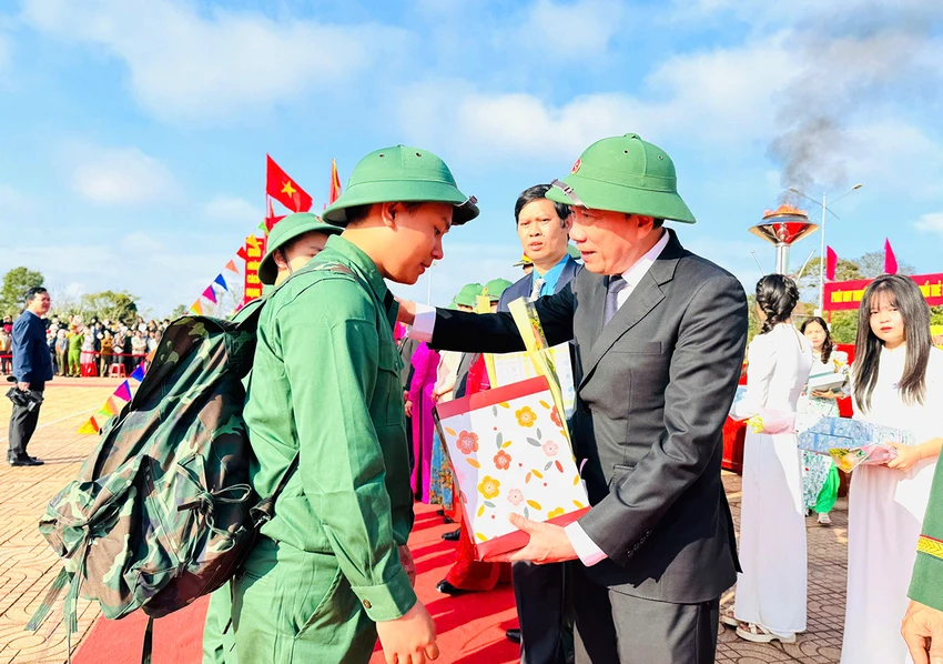 Thanh-nien-Tay-Nguyen-len-duong-nhap-ngu-8.jpg