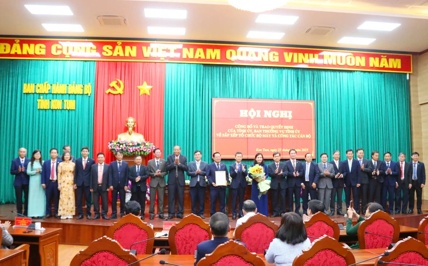 Tỉnh Kon Tum có 17 cán bộ lãnh đạo nghỉ hưu trước tuổi và hợp nhất Trung tâm truyền thông tỉnh