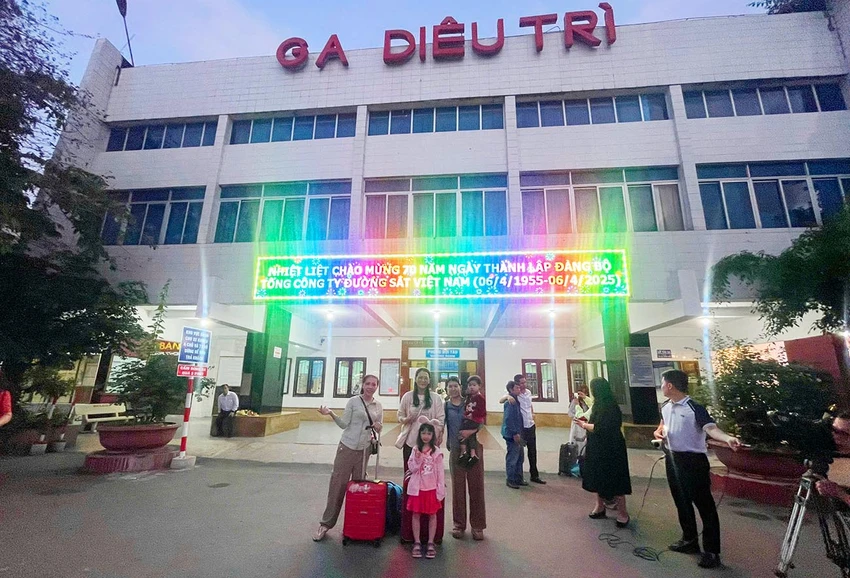 Tinh-Binh-Dinh-to-chuc-don-du-khach-tren-chuyen-tau-0-dong-3.jpg