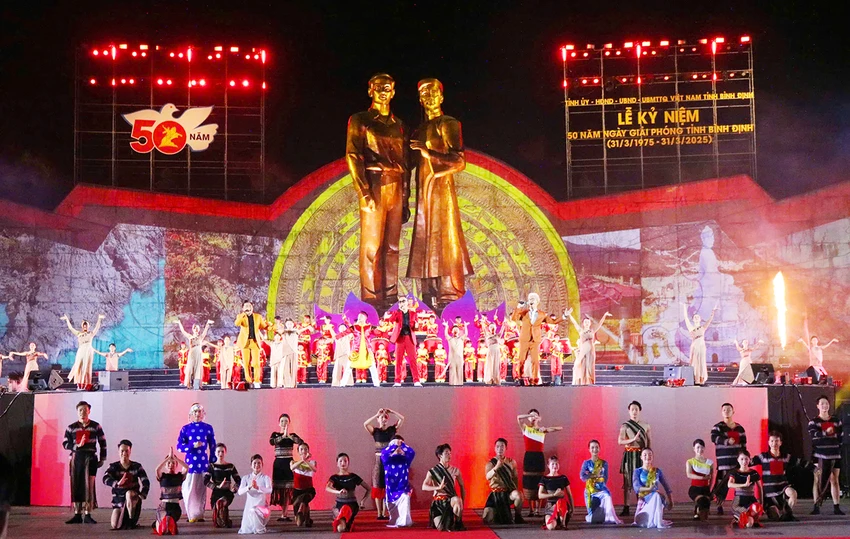 Binh-Dinh-ky-niem-50-nam-giai-phong-2.jpg