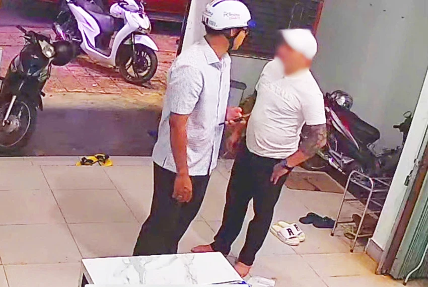 Công an thị trấn Chư Sê đã triệu tập NAT (bên phải, người đánh nữ bác sĩ) lên cơ quan làm việc. Ảnh: CTV.