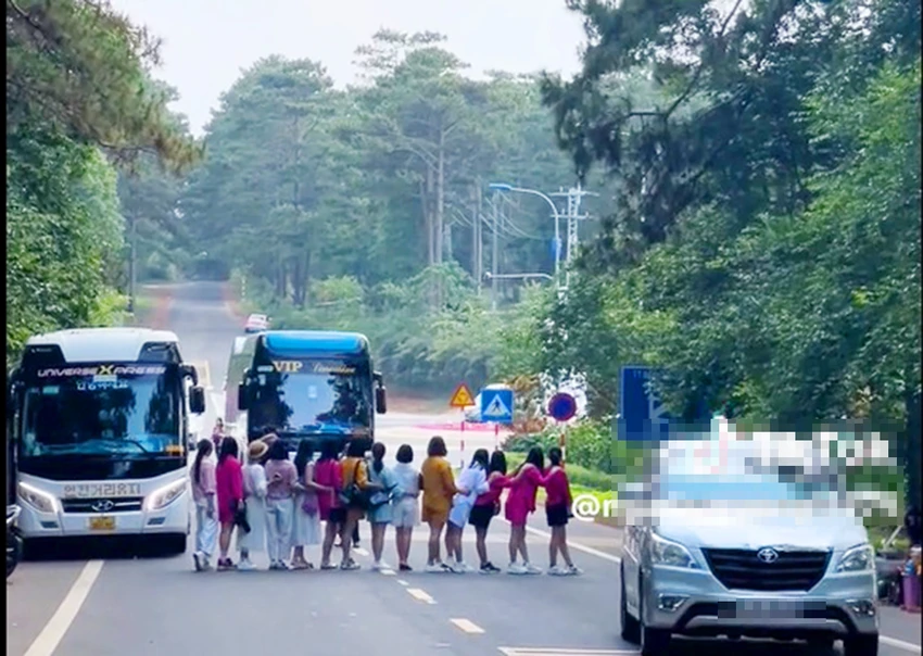 Nhóm nữ du khách dàn hàng ngan chụo ảnh trên quốc lộ 24 đoạn qua thị trấn Măng Đen