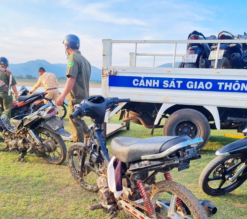 Nhom-thanh-thieu-nien-tu-tap-dua-xe-trai-phep-2.jpg