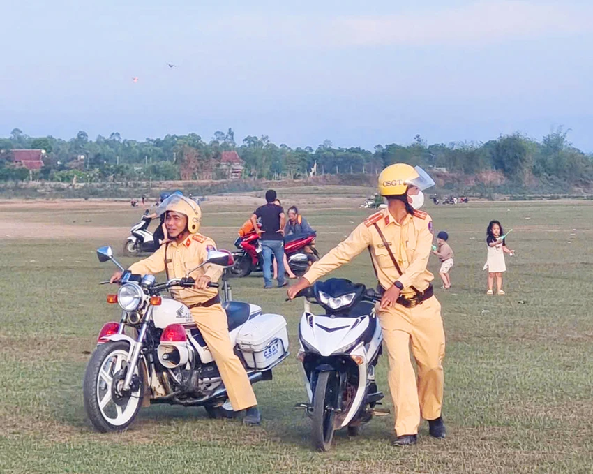 Nhom-thanh-thieu-nien-tu-tap-dua-xe-trai-phep-6.jpg