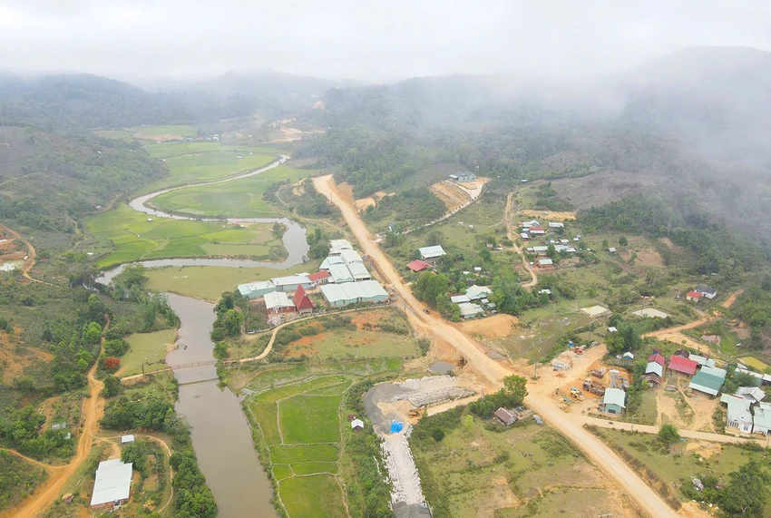 Day-nhanh-tien-do-thi-cong-tinh-lo-676-Kon-Tum-4.jpg