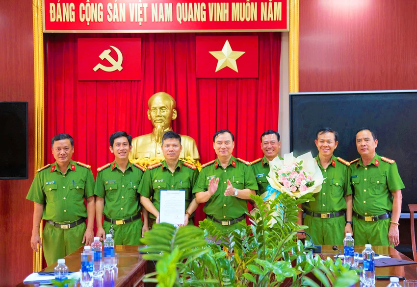 Công an tỉnh Gia Lai thưởng nóng cho Phòng Cảnh sát hình sự phá án nhanh vụ cô giáo bị chồng cũ sát hại