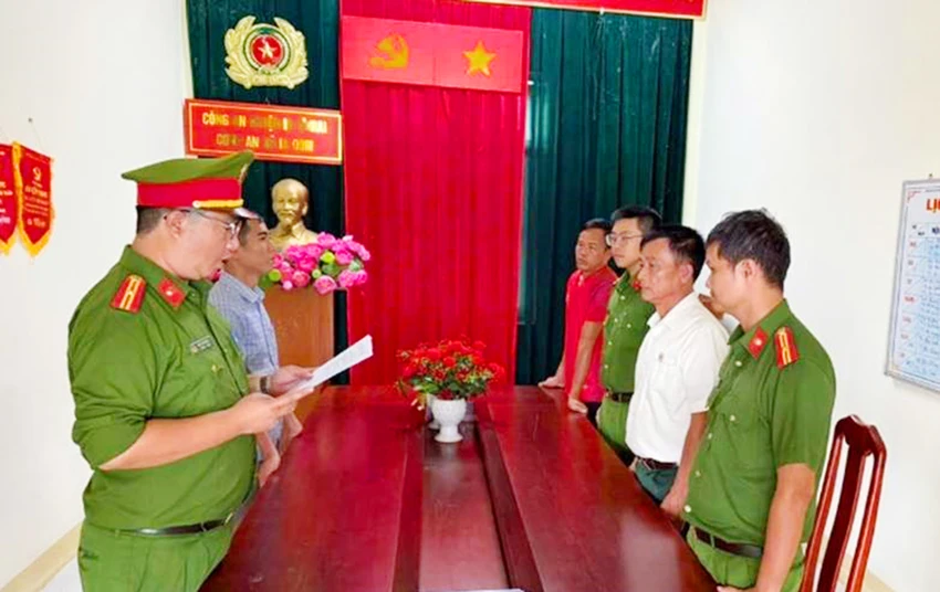 Ông Bùi Văn Quang, Chủ tịch Hội Người Cao tuổi xã Ia Dom, huyện Ia H’Drai, tỉnh Kon Tum bị khởi tố, bắt giam về tội lừa đảo chiếm đoạt tài sản với hơn 400 triệu đồng.