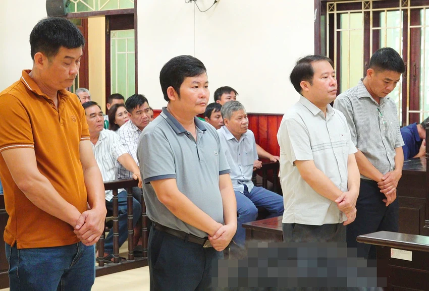HĐXX tuyên phạt bị cáo Nguyễn Vũ Ka, cựu giám đốc trung tâm đăng kiểm 3 năm tù và Nguyễn Đức Thạch, cựu phó giám đốc án 2 năm 6 tháng tù tội nhận hối lộ
