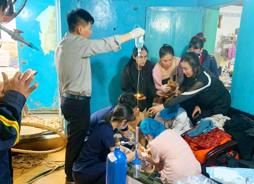 Hai-bo-con-roi-xuong-gieng-3.jpg