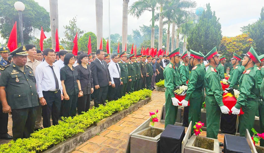 Tỉnh Gia Lai long trọng tổ chức lễ truy điệu và an táng 23 hài cốt liệt sĩ quân tình nguyện và chuyên gia Việt Nam hy sinh tại Campuchia về đất mẹ Việt Nam.