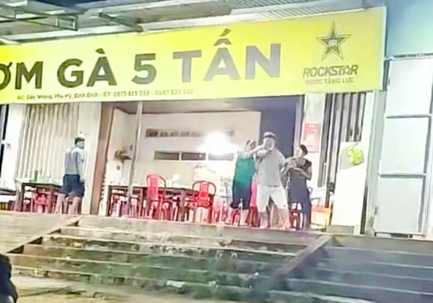 Cơ quan chức năng huyện Phù Mỹ (tỉnh Bình Định), xác định chủ quán cơm gà 5 Tấn đã có hành vi đánh khách gây thương tích sau khi phàn nàn, chê hai phần cơm gà quá đắt.