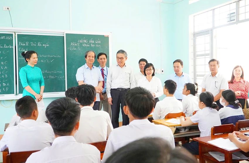 Bộ trưởng Bộ GD&ĐT Nguyễn Kim Sơn cùng đoàn công tác làm việc với tỉnh Gia Lai về công tác chuẩn bị tổ chức kỳ thi tốt nghiệp THPT năm 2025.