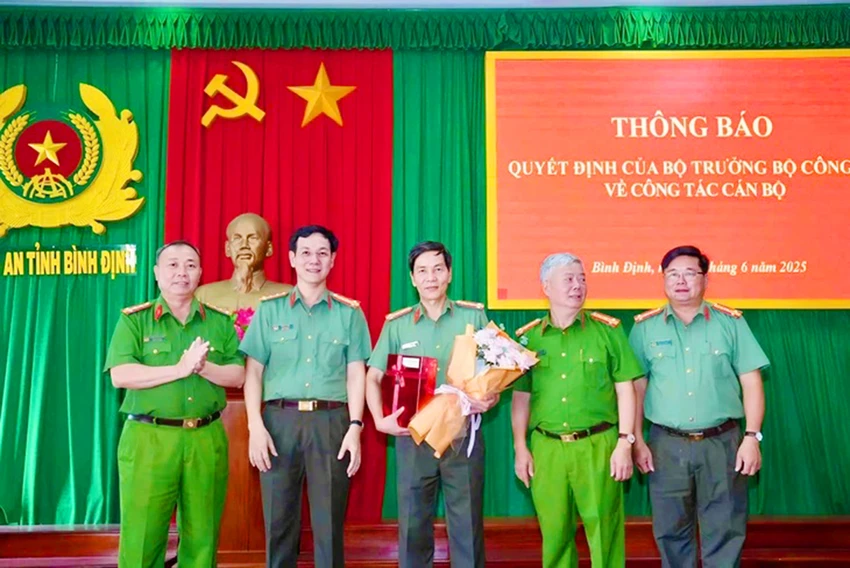 Bộ trưởng Bộ Công an đã quyết định cho nghỉ hưu đối với giám đốc công an ba tỉnh, gồm Gia Lai, Bình Định và Kon Tum từ ngày 1-6-2025.