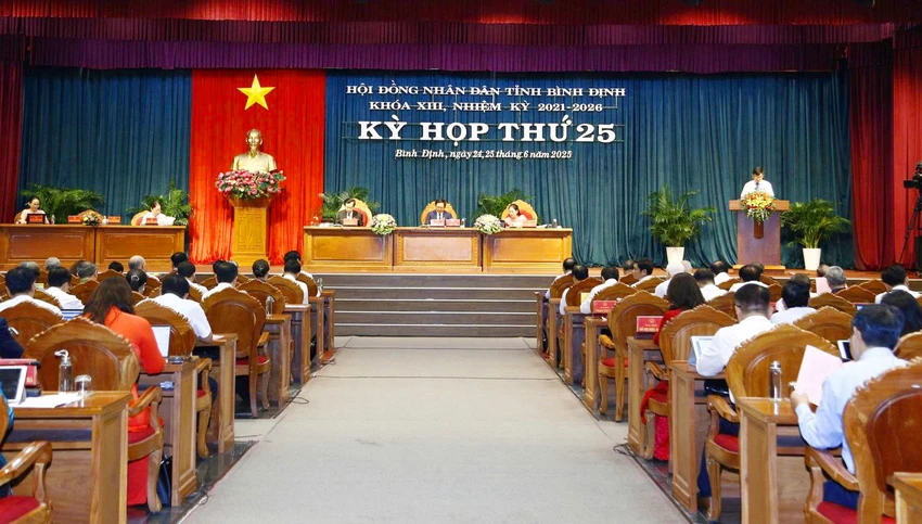 Trong nhiệm kỳ 2021-2026, HĐND tỉnh Bình Định đã tổ chức thành công 25 kỳ họp, thông qua 587 nghị quyết, tổng hợp giải quyết 1.443 ý kiến cử tri.