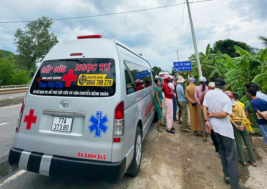 Trên đường chở đi làm thủ tục thi tốt nghiệp THPT gặp nạn, người cha tử vong tại chỗ, còn con trai bị thương nặng phải nhập viện cấp cứu.