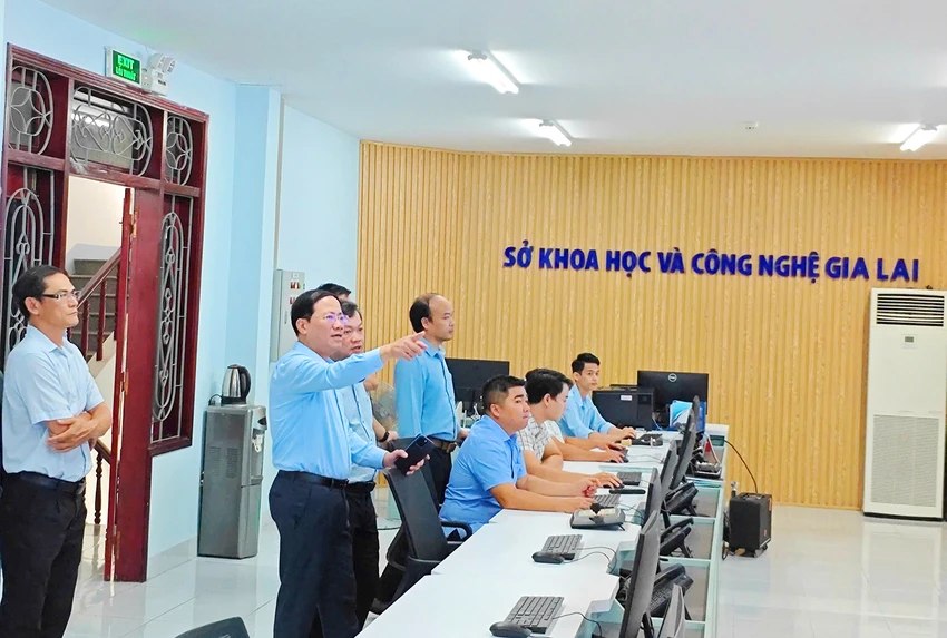 Ông Phạm Anh Tuấn, Chủ tịch UBND tỉnh Bình Định đi kiểm tra công tác vận hành các hệ thống thông tin tại Sở Khoa học và Công Nghệ. TT.