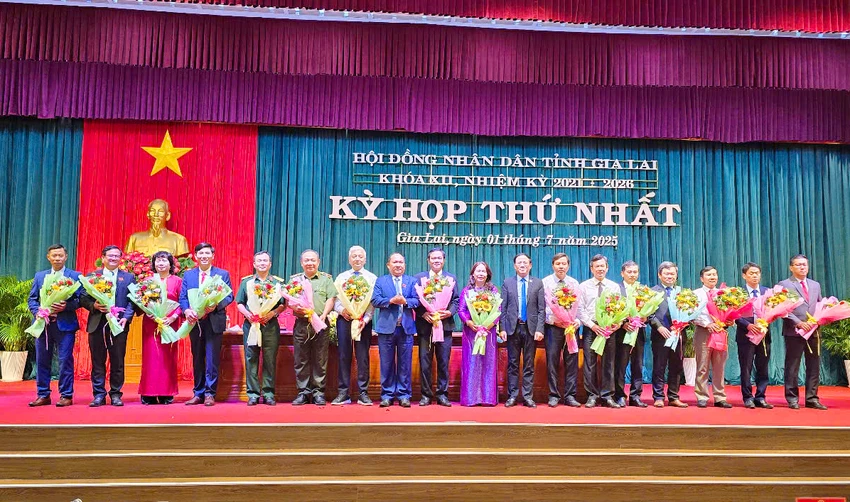Cong-bo-danh-sach-tinh-uy-vien.jpg