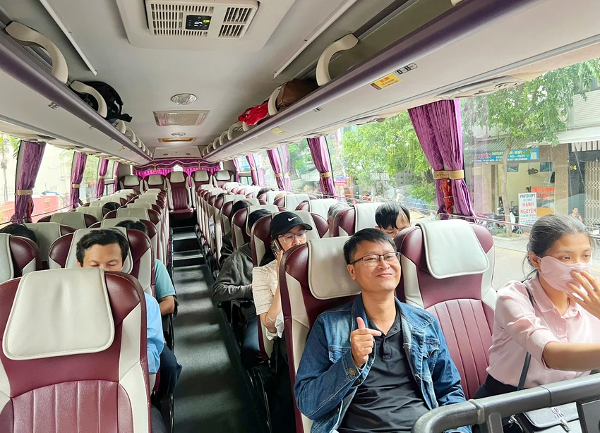 Cán bộ, công chức, viên chức và người lao động địa bàn tỉnh Gia Lai cơ sở 2 đi xe đưa đón về Trung tâm hành chính mới tại Quy Nhơn. Ảnh: TS.
