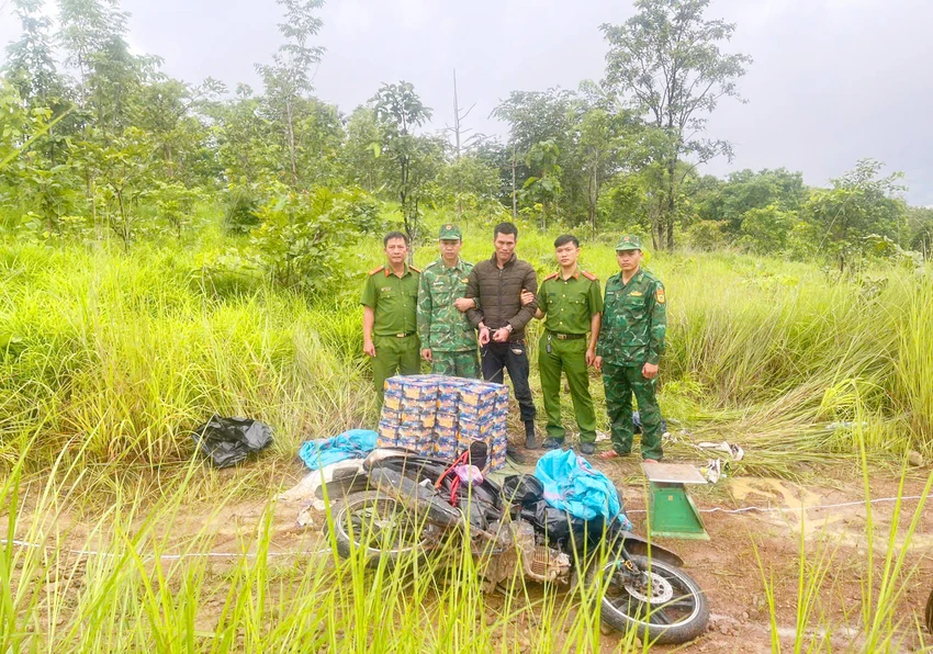 Đồn Biên phòng Ia Nan (Bộ đội Biên phòng tỉnh Gia Lai) mật phục và bắt giữ hai người đàn ông vận chuyển pháo lậu từ Campuchia về Việt Nam.