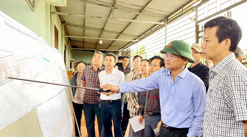 Phó Chủ tịch UBND tỉnh Gia Lai Nguyễn Tự Công Hoàng kiểm tra thực tế, tháo gỡ vướng mắc tại hai dự án trọng điểm ở phía Tây tỉnh Gia Lai.