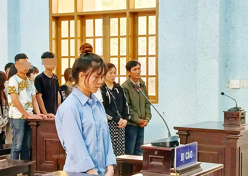 Bị cáo Trần Thị Minh Thư thấy bình luận trên mạng xã hội, nghĩ mình bị 'nhại lời' nên hẹn giải quyết mâu thuẫn, dùng dao đâm một nữ sinh tử vong.