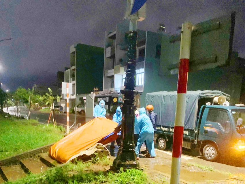 rong đêm 22-7, UBND phường Hội Phú (Gia Lai) huy động lực lượng, thức trắng đêm để trục vớt heo dịch bệnh bị vứt xuống bờ kè Hội Phú.