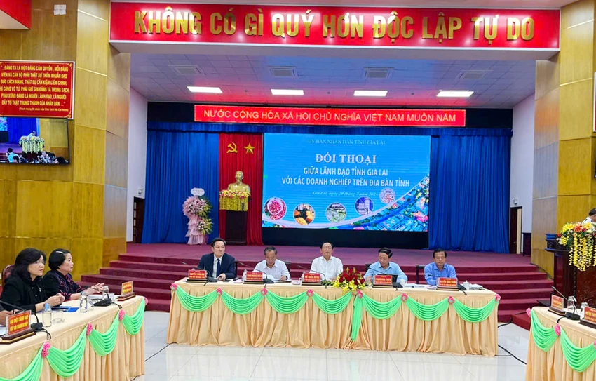 ãnh đạo tỉnh Gia Lai đã đối thoại với doanh nghiêp, nhằm tháo gỡ khó khăn, hướng tới môi trường đầu tư minh bạch, thông thoáng, thân thiện và trả lời về dự án sân golf Đăk Đoa