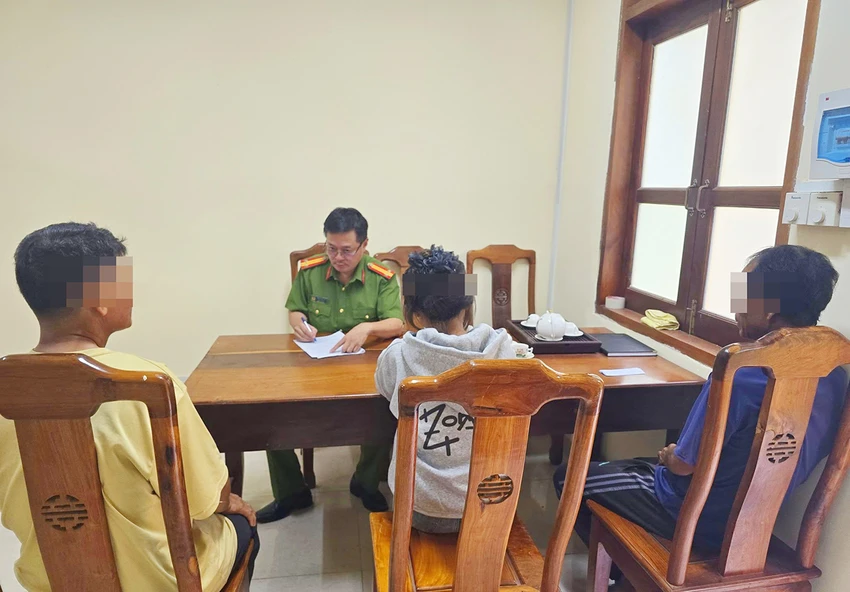 Nghe người lạ trên mạng xã hội dụ dỗ làm 'việc nhẹ lương cao', một bé gái 13 tuổi ở Gia Lai bị dụ dỗ vượt hơn 1.000 km ra Thái Nguyên làm việc ở quán Karaoke.