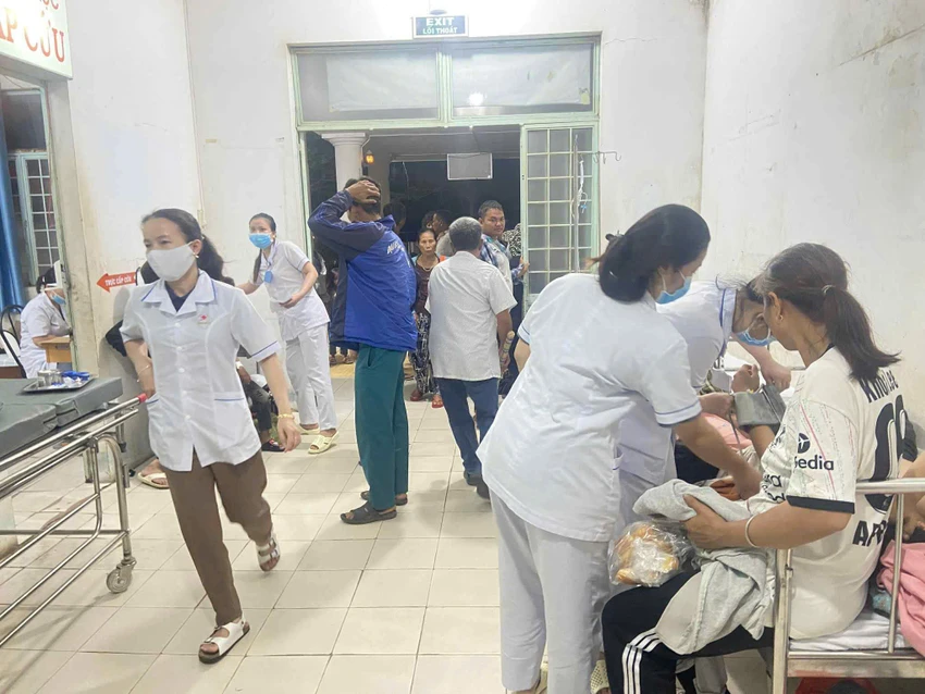 Sau khi tiệc tân gia tại nhà một hộ dân trên địa bàn xã Ia Hiao (tỉnh Gia Lai), 131 người phải nhập viện cấp cứu nghi bị ngộ độc thực phẩm.