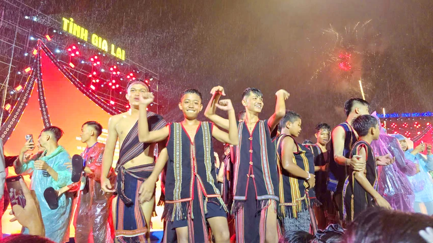 Chuong-tring-nghe-thuat-2-9-Gia-Lai-16.jpg