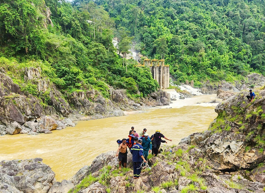 Mặc dù mưa lớn, nhưng nhóm thanh niên vẫn liều mình bơi ra giữa sông Sê San câu cá và không may bị nước cuốn trôi mất tích