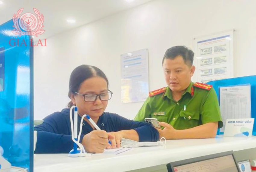 Cong-an-ho-tro-nguoi-dan-ta-lai-tien-chuyen-nham-1.jpg