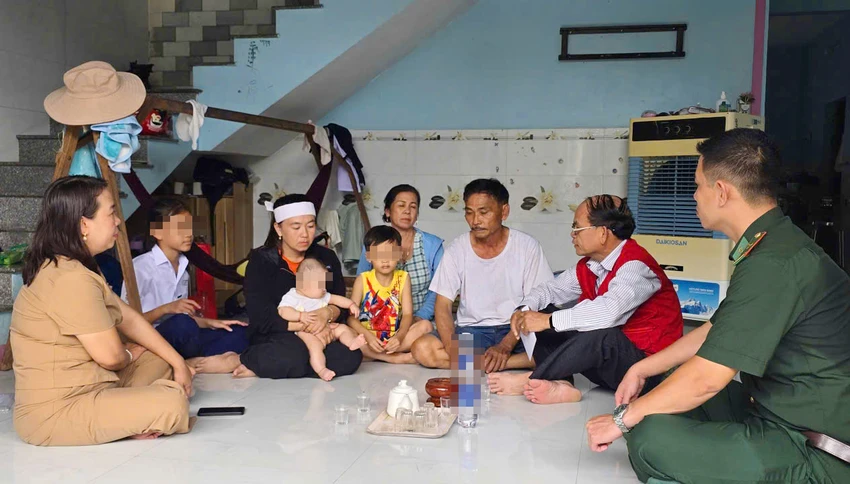 Mặc dù hy vọng phép màu xảy ra cho tàu cá mất tích, nhưng nhiều gia đình đã buông xuôi, lập bàn thờ người thân mất tích.