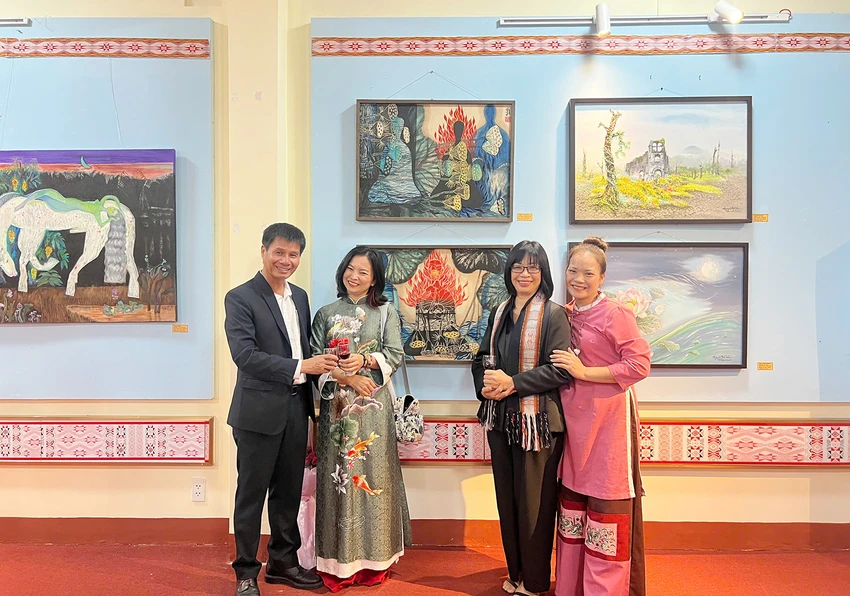 Khai-mac-trien-lam-nghe-thuat-ve-mien-dat-do-Gia-Lai-2.jpg