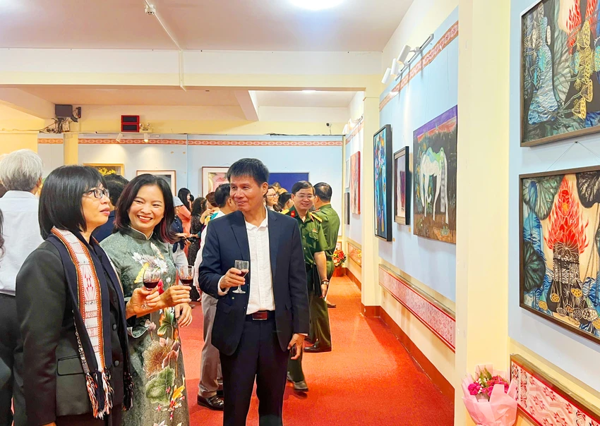 Khai-mac-trien-lam-nghe-thuat-ve-mien-dat-do-Gia-Lai-3.jpg