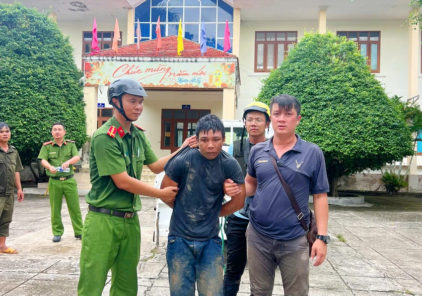Công an xã Phú Túc, tỉnh Gia Lai đã huy động lực lượng vây bắt Rcom Toai dùng dao chém người thương tích và chống người thi hành công vụ.