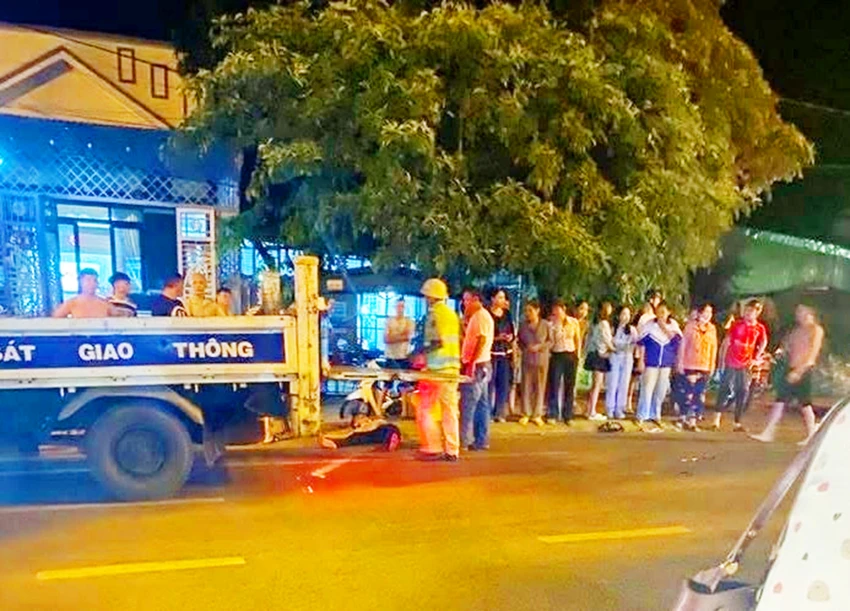 Không chấp hành hiệu lệnh, một nam thanh niên ở Gia Lai say xỉn lái xe máy 'thông chốt' đo nồng độ cồn khiến một cán bộ công an bị thương.