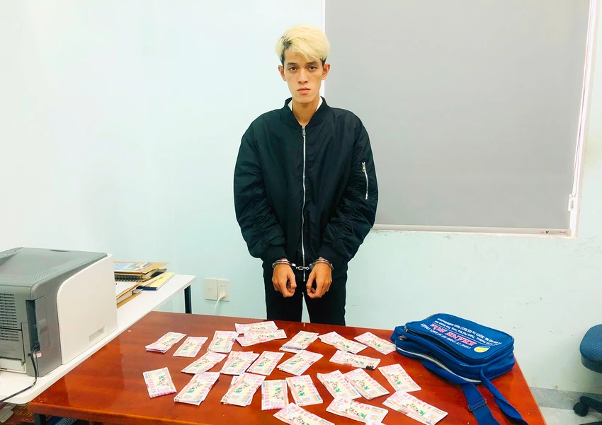 Trong 24 giờ, Công an phường Quy Nhơn, tỉnh Gia Lai đã nhanh chóng xác minh và truy bắt được Nguyễn Hữu Đức, người đã giật túi xách, cướp 460 tờ vé số.