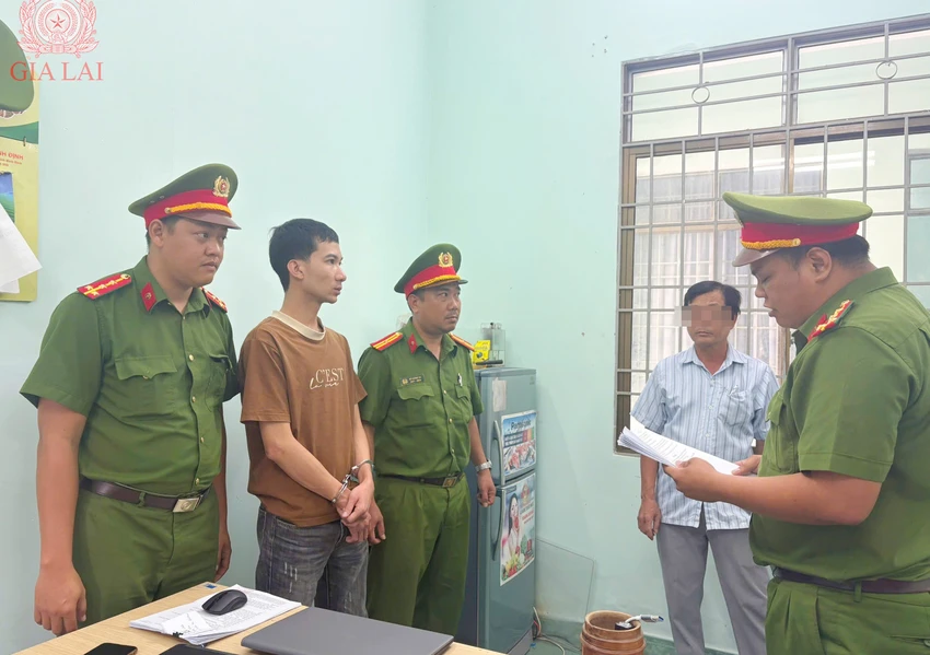 Lấy Honda SH của bán gái đi cầm cố, Võ Hoàng Kha, ngụ tỉnh Gia Lai còn đưa thông tin gian dối, lừa lấy tiền chủ nợ để đi đánh bạc.
