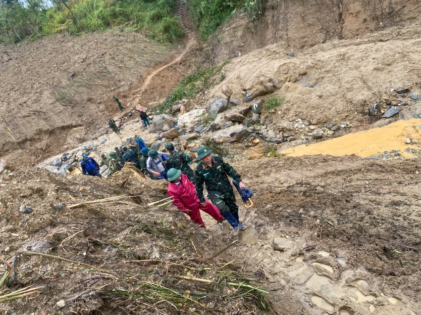Quan-doan-34-giup-dan-xa-Ngoc-Linh-mo-duong-khac-phuc-sat-lo-2.jpg