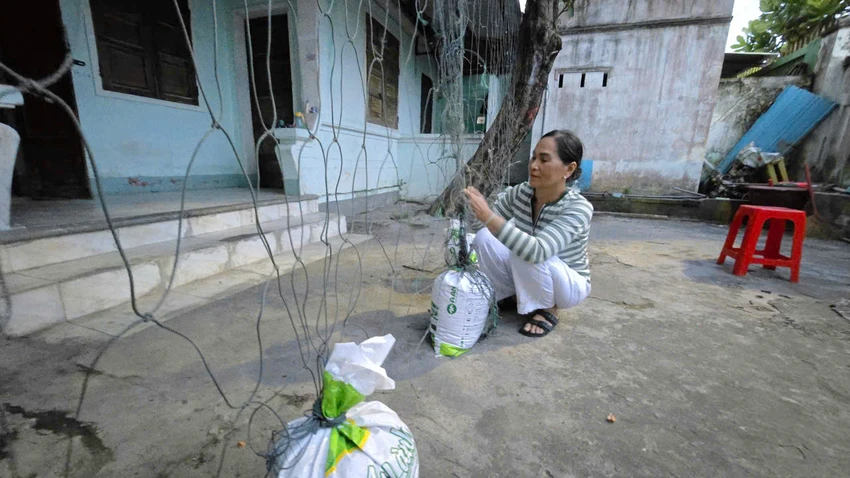 Người dân phường Quy Nhơn Đông dùng bao cát chằn chống nhà cửa, tránh tốc mái nhà khi bão đổ bộ.