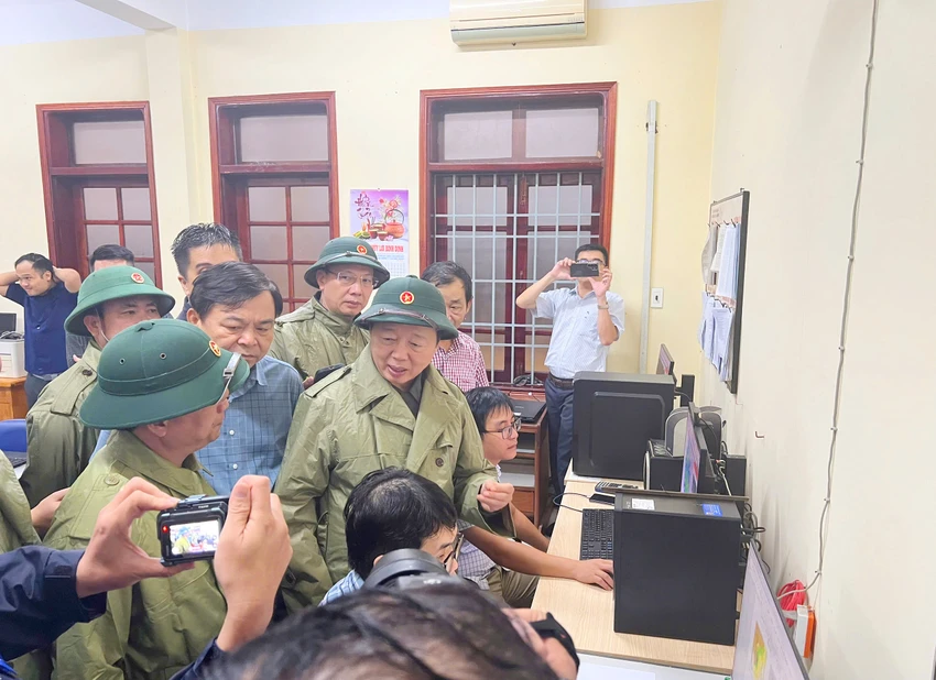 Pho-Thu-tuong-dikiemn-tra-cong-tac-phong-chong-bao-so-13-1.jpg