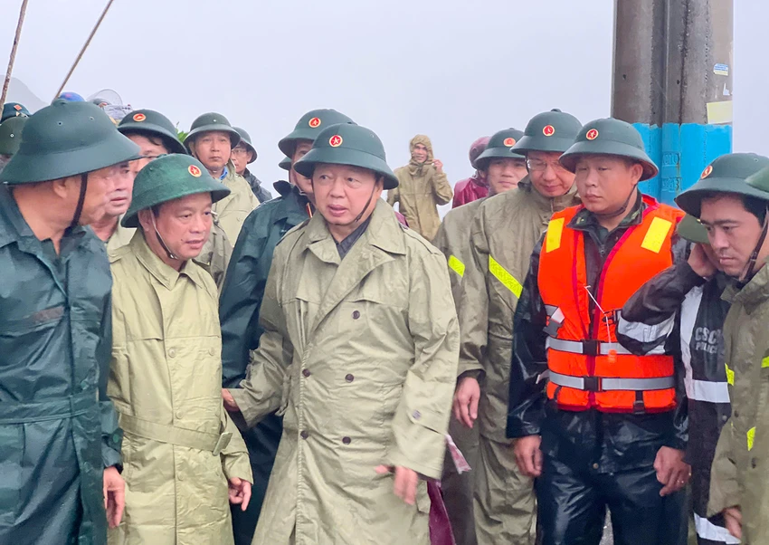 Pho-Thu-tuong-dikiemn-tra-cong-tac-phong-chong-bao-so-13-2.jpg