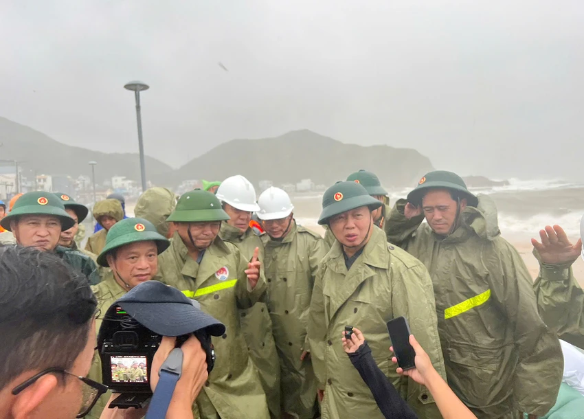 Pho-Thu-tuong-dikiemn-tra-cong-tac-phong-chong-bao-so-13-3.jpg