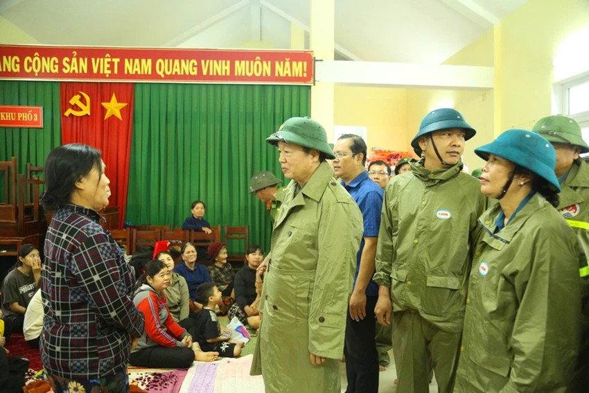 Pho-Thu-tuong-dikiemn-tra-cong-tac-phong-chong-bao-so-13-4.jpg