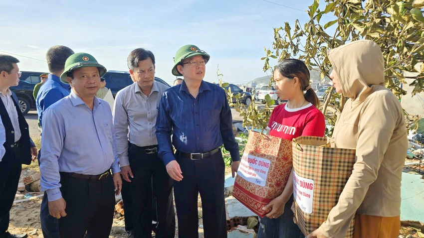 Phó Thủ tướng Hồ Quốc Dũng hỏi thăm, động viên và tặng quà cho người dân bị thiệt hại do bão số 13, mong bà con sớm vượt qua khó khăn.
