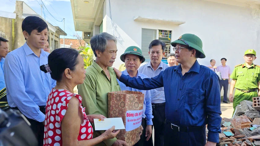 Pho-thu-tuong-trao-qua-ho-tro-nguoi-dan-bi-anh-huong-bao-so-13-3.jpg