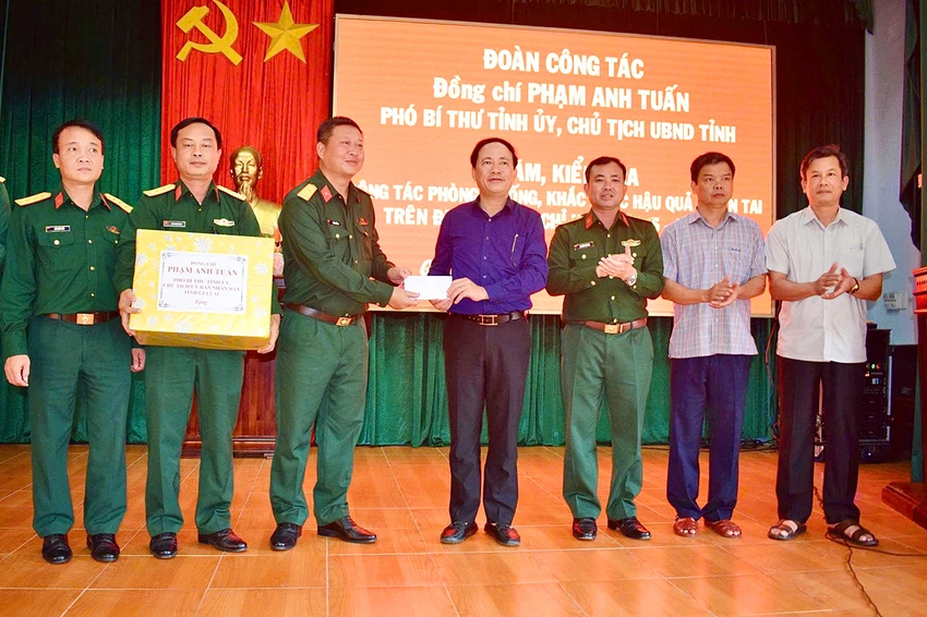 Chu-tich-tinh-Gia-Lai-tham-bay-xa-phia-Tay-1.jpg