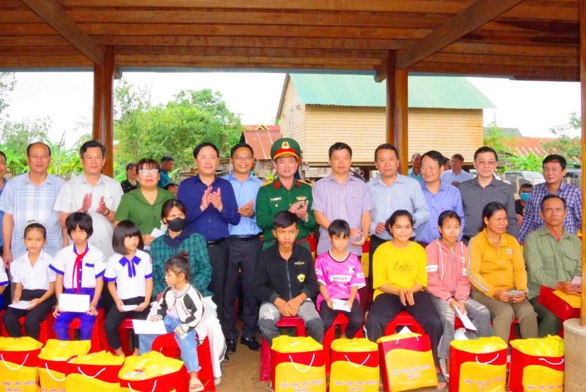 Chu-tich-tinh-Gia-Lai-tham-bay-xa-phia-Tay-4.jpg