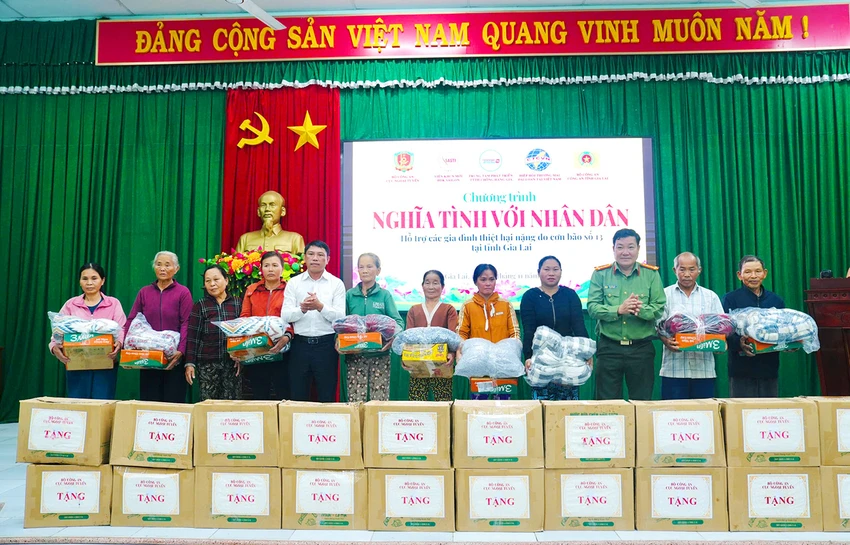 Trao-qua-ho-tro-nhan-dan-vung-bao-lu-Gia-Lai-1.jpg